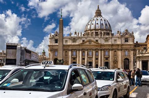 イタリア タクシー: ローマの路地裏で見つけた謎の運転手